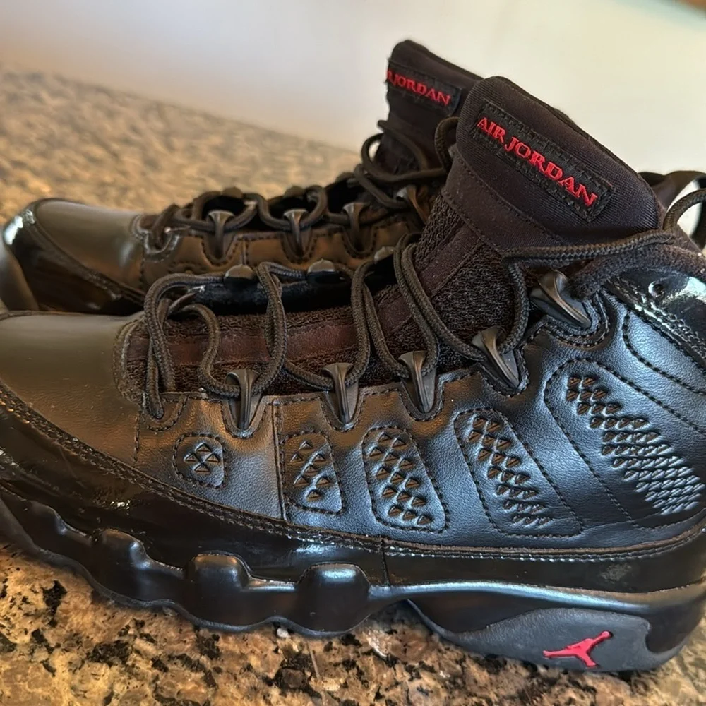 Air Jordan 9 retro Kids Black and Red Sneakers EUC 5Y